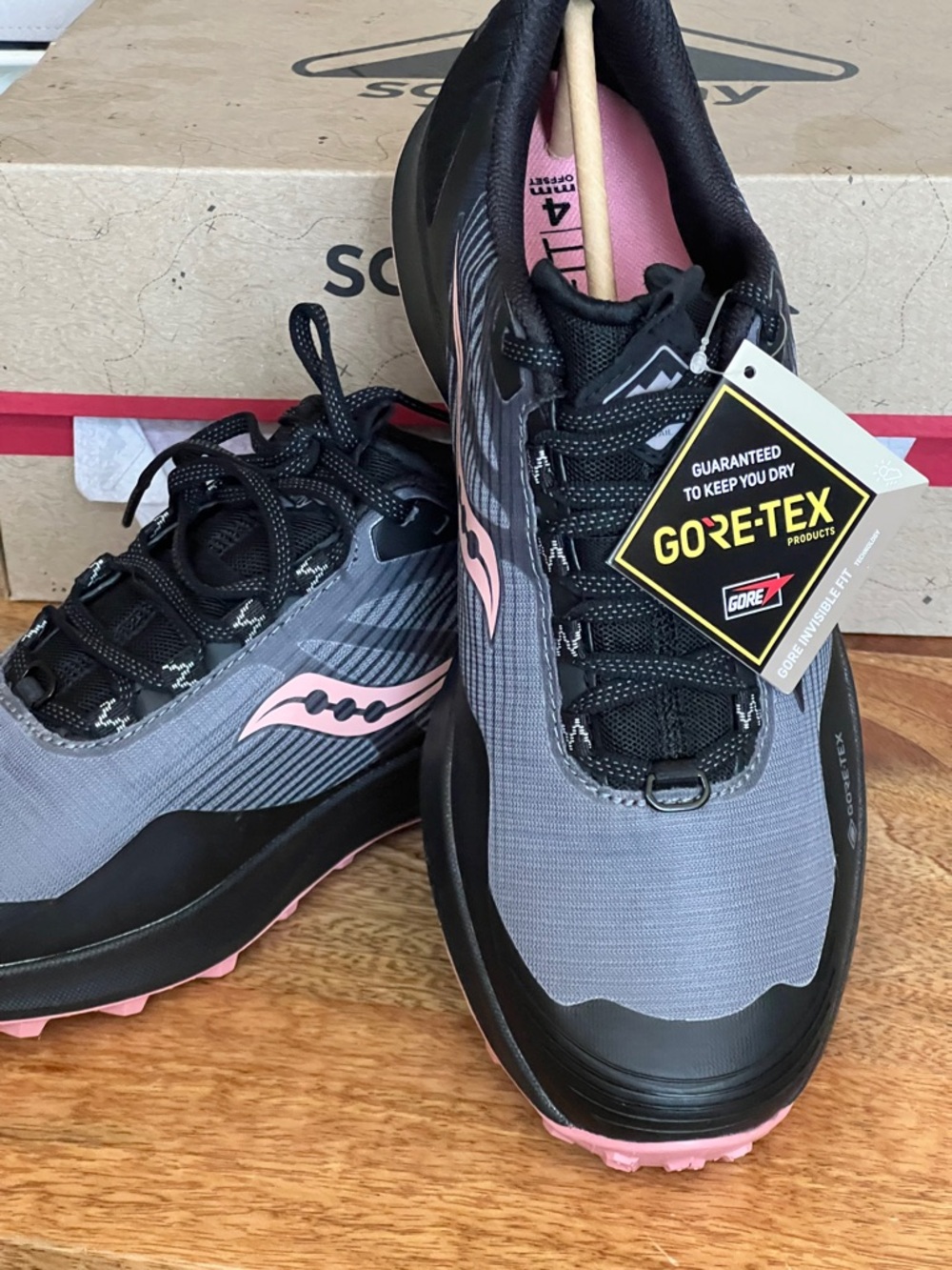 NWT Saucony Peregrine 12 GTX Womens Size 11 Trail Running Shoes Black Pink